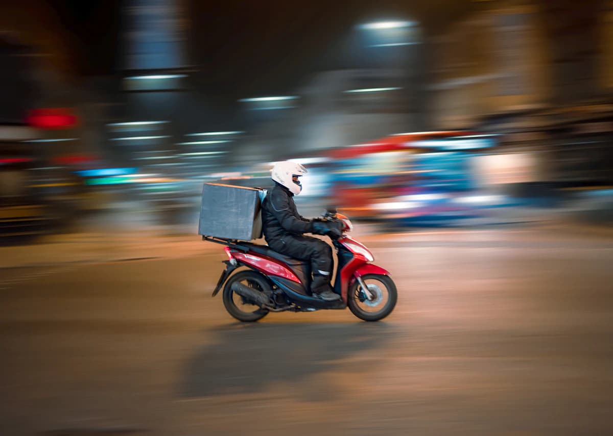 A Raio courier riding through the city